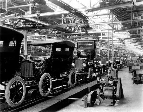 福特汽车公司 T 型轿车自动化流水装配线，摄于 1924 年。图片来源：motorcitymusclecars.com